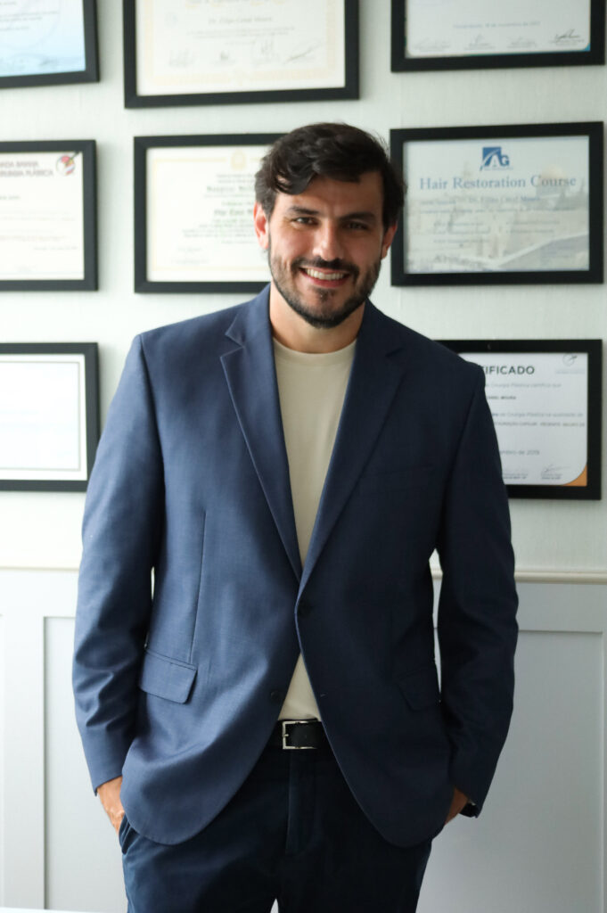 Dr. Filipe Canal Moura, cirurgião plástico, em seu consultório